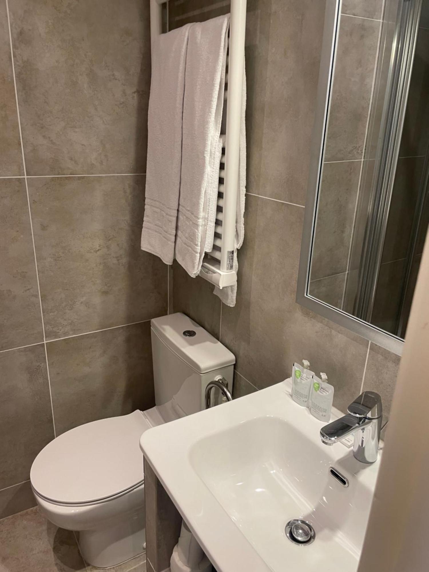 Hotel Azur Лион Екстериор снимка