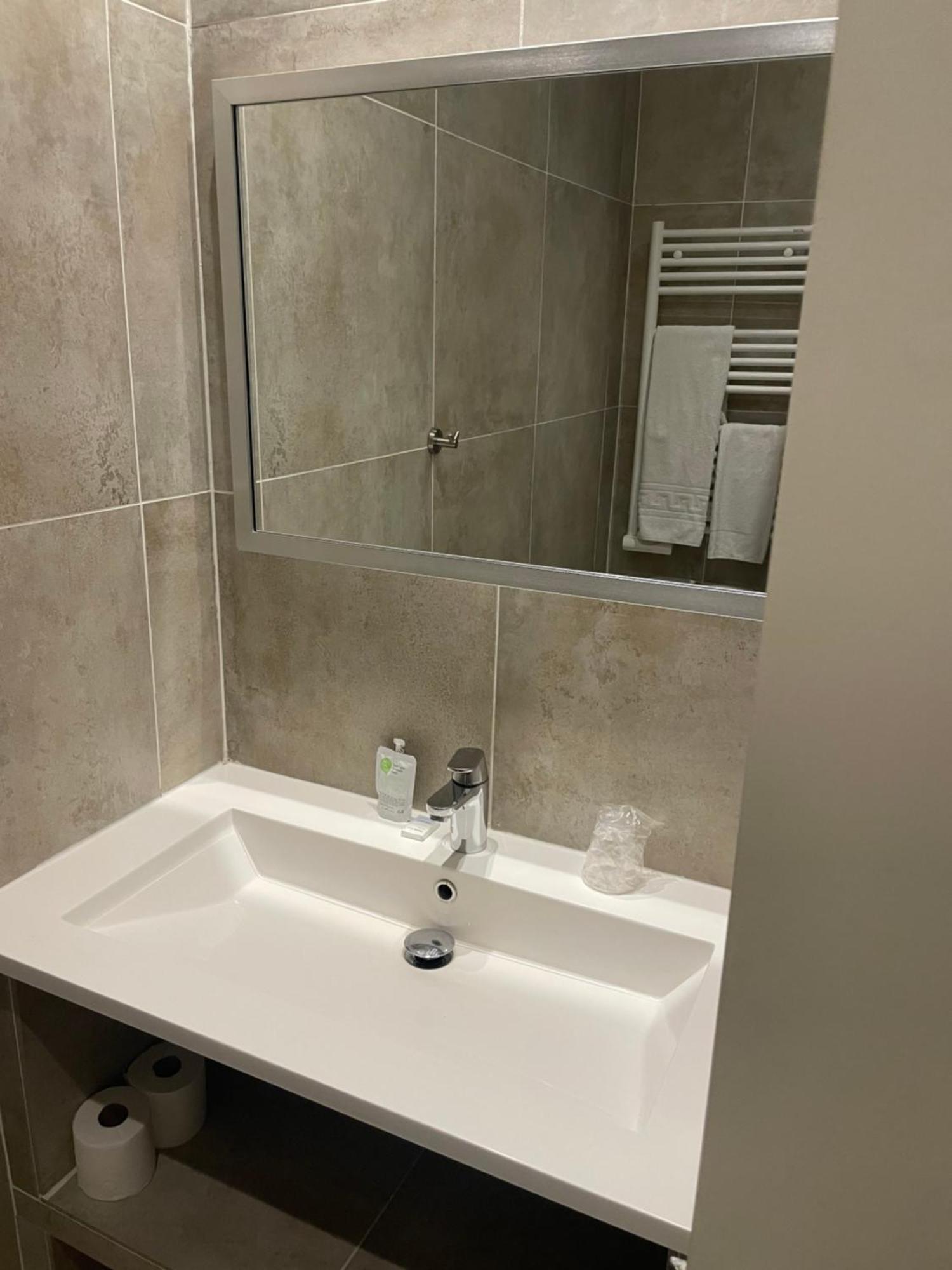 Hotel Azur Лион Екстериор снимка