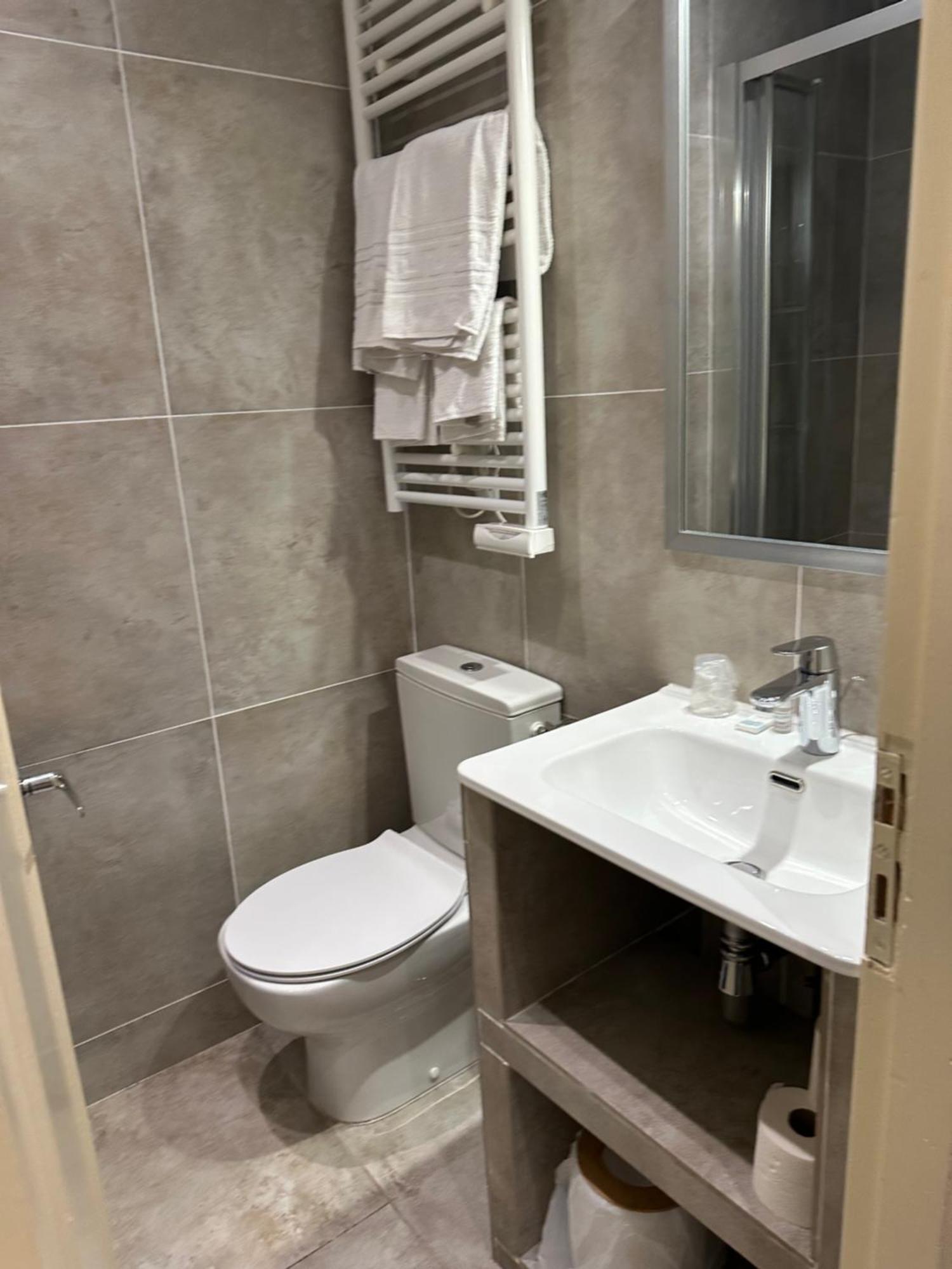 Hotel Azur Лион Екстериор снимка