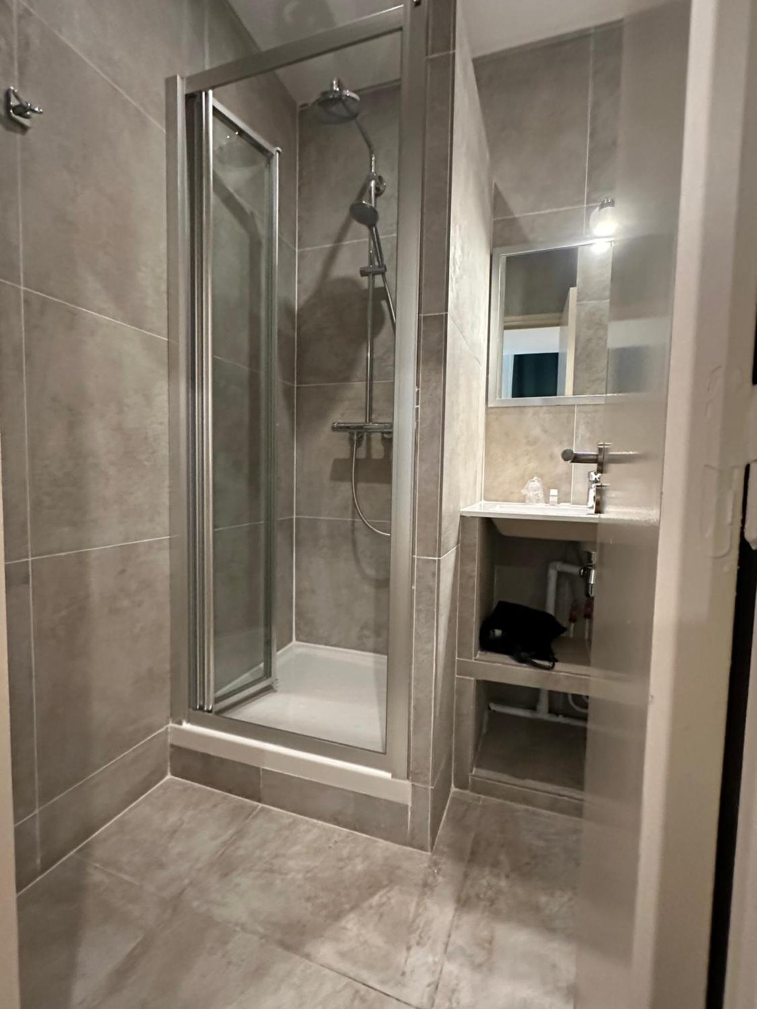 Hotel Azur Лион Екстериор снимка
