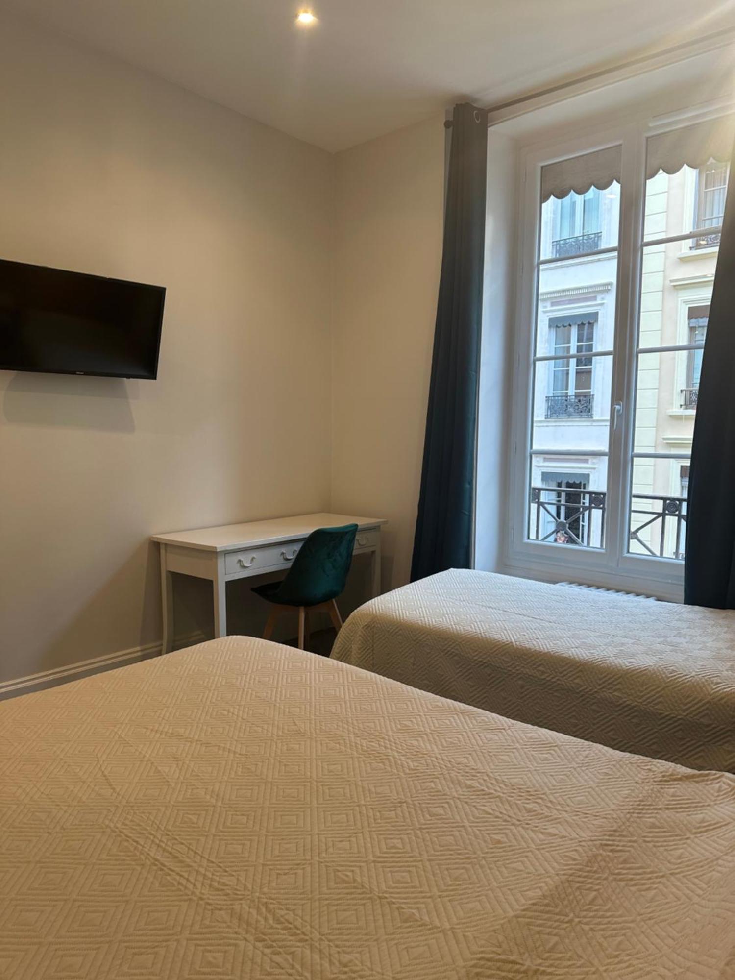 Hotel Azur Лион Екстериор снимка