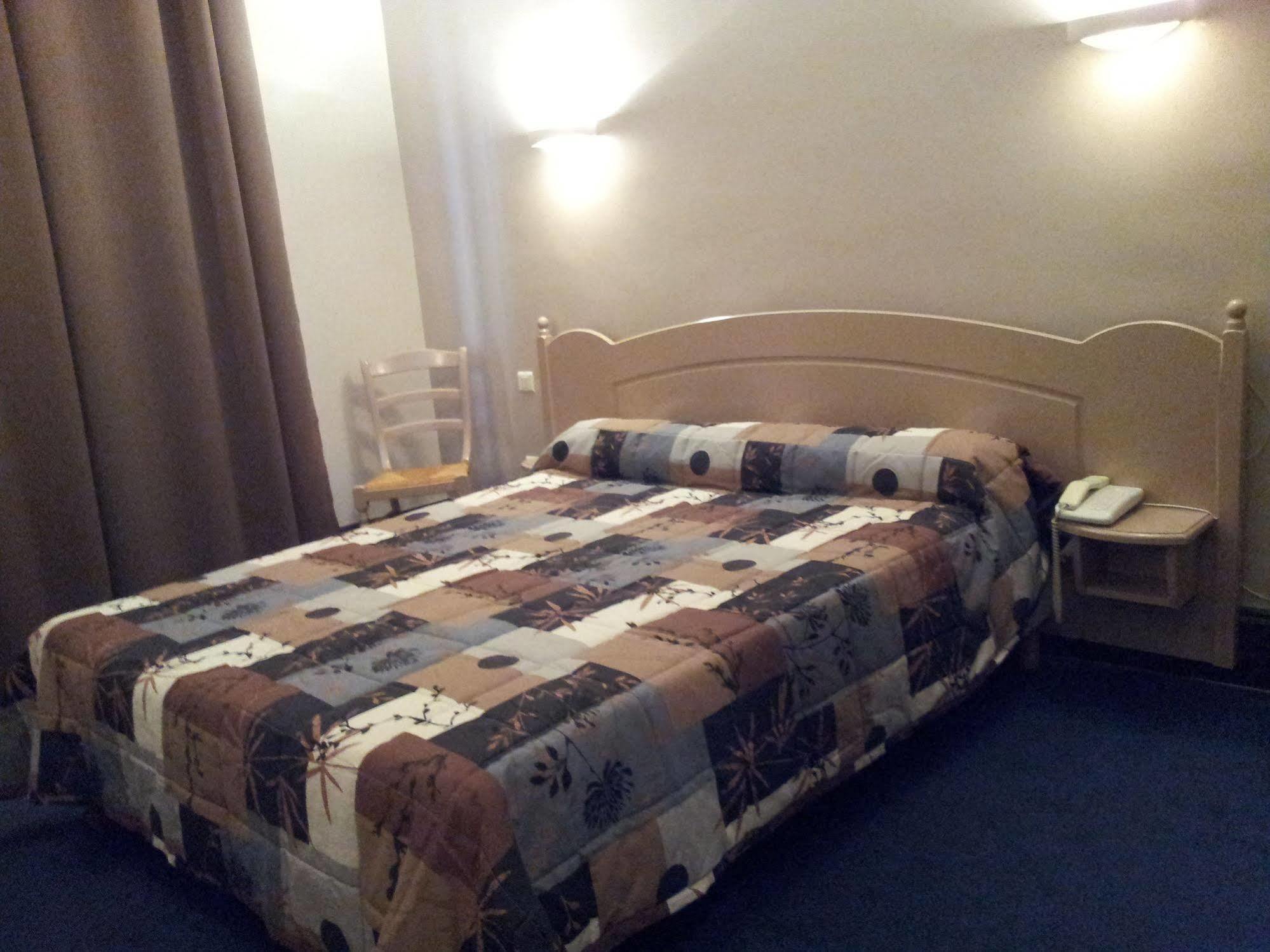 Hotel Azur Лион Екстериор снимка