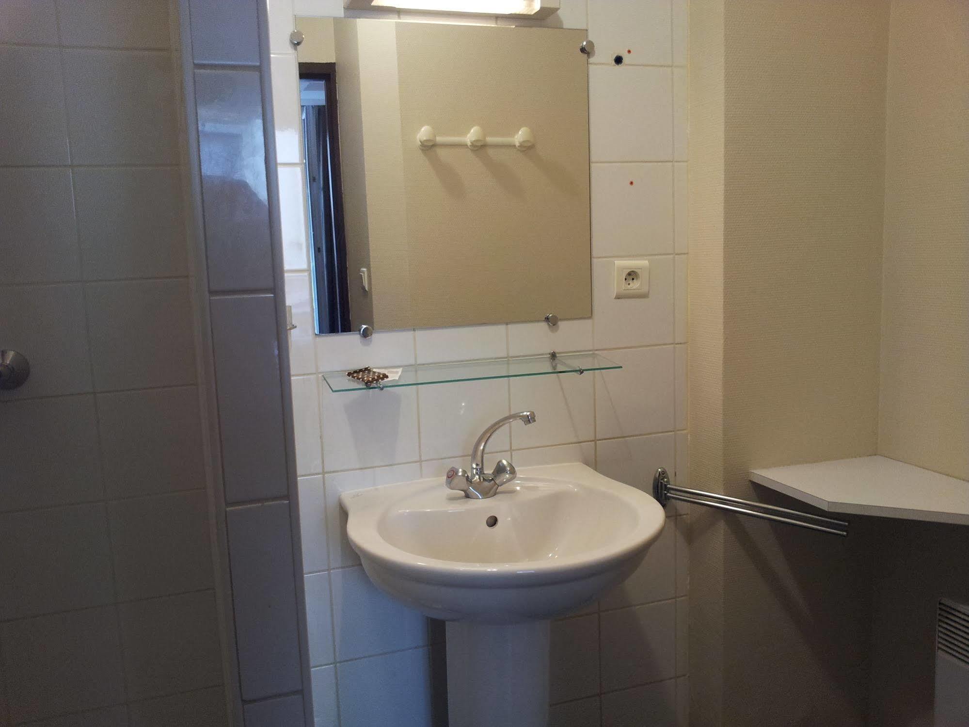 Hotel Azur Лион Екстериор снимка