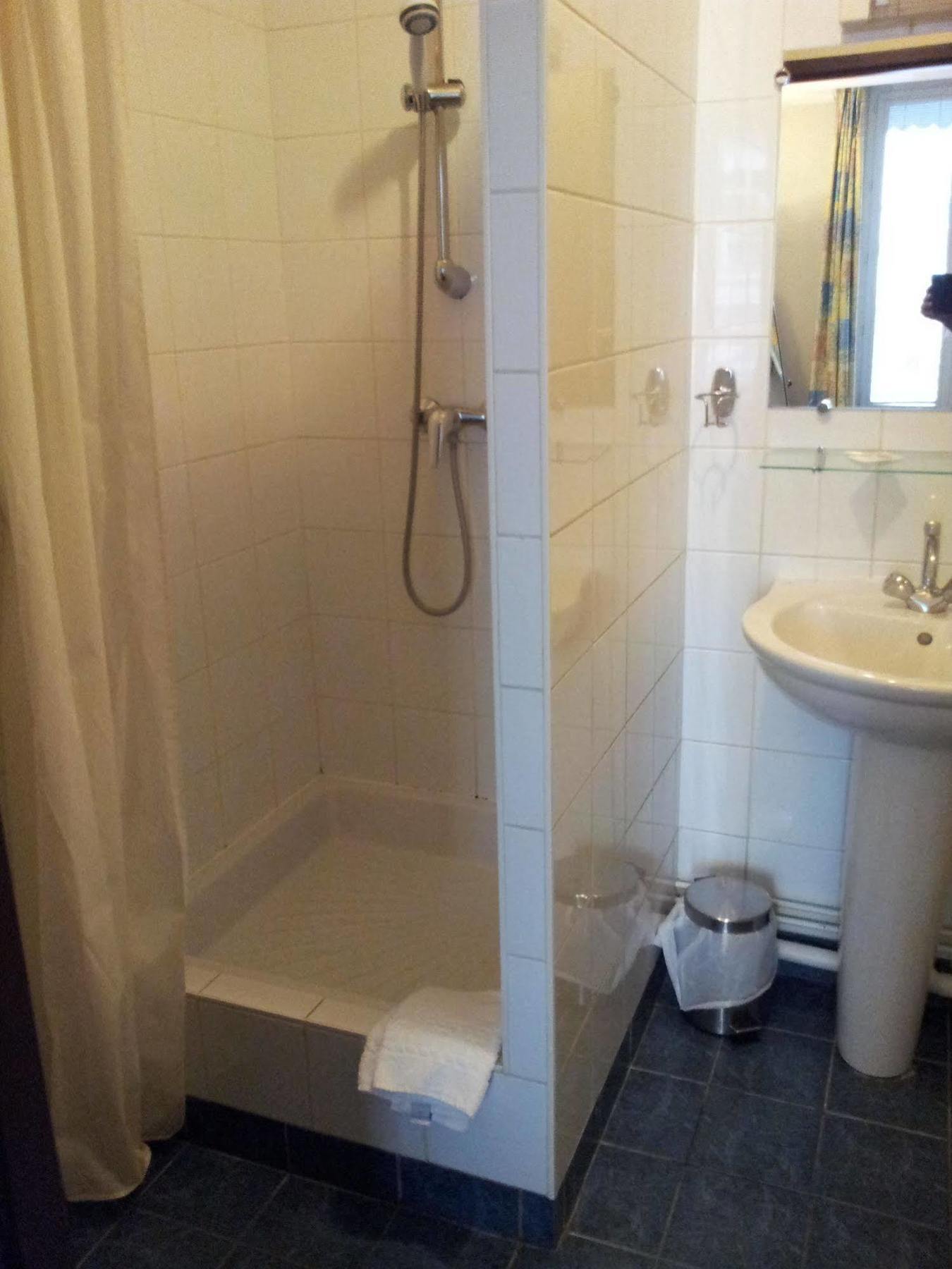 Hotel Azur Лион Екстериор снимка