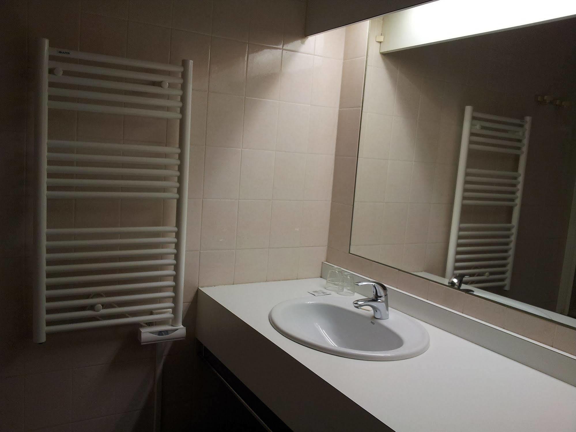 Hotel Azur Лион Екстериор снимка
