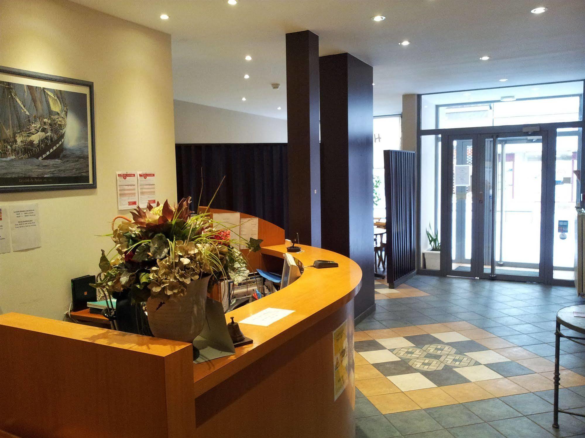 Hotel Azur Лион Екстериор снимка